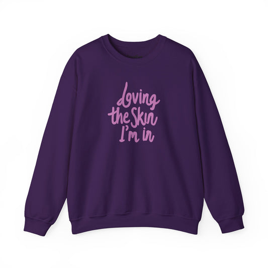 Loving the Skin I'm In (Pink Script) - Heavy Blend™ Crewneck Sweatshirt